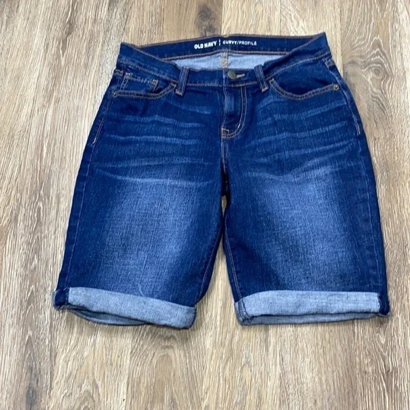 Old navy curvy Bermuda shorts - Picture 1 of 4